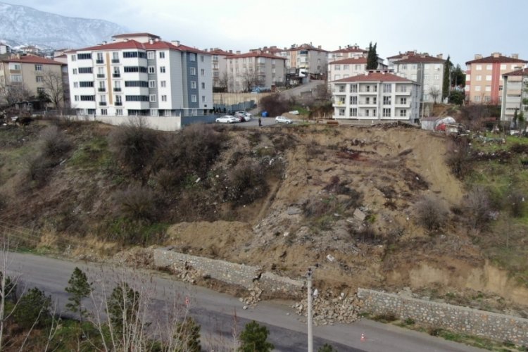 Karab&uuml;k'te evlere yakın b&ouml;lgedeki toprak kayması devam ediyor
