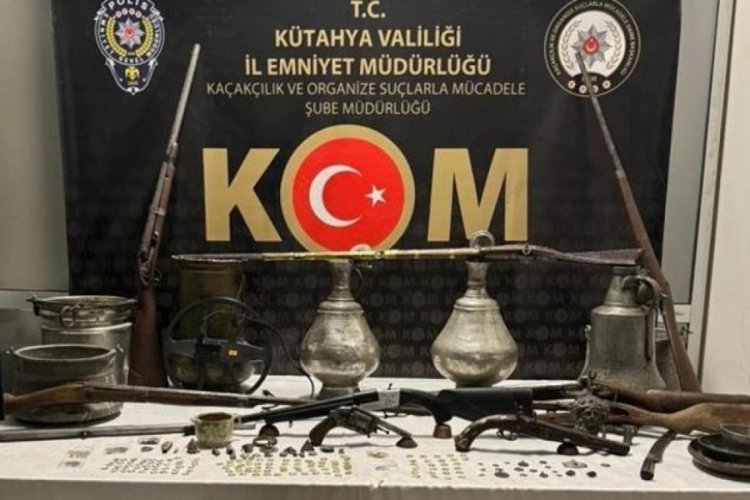 K&uuml;tahya'da otomobilinde ve evinde 176 sikke ile tarihi eser niteliğinde 115 obje ele ge&ccedil;irildi