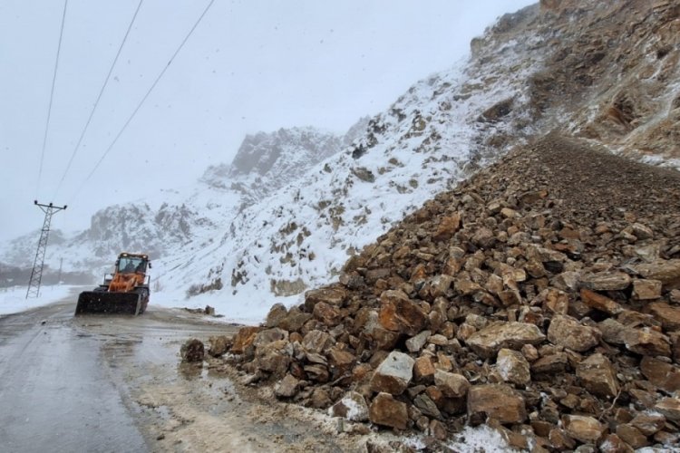Tunceli'de heyelan ve kayaların d&uuml;şmesi esnasında yoldan ara&ccedil; ge&ccedil;memesi faciayı &ouml;nledi