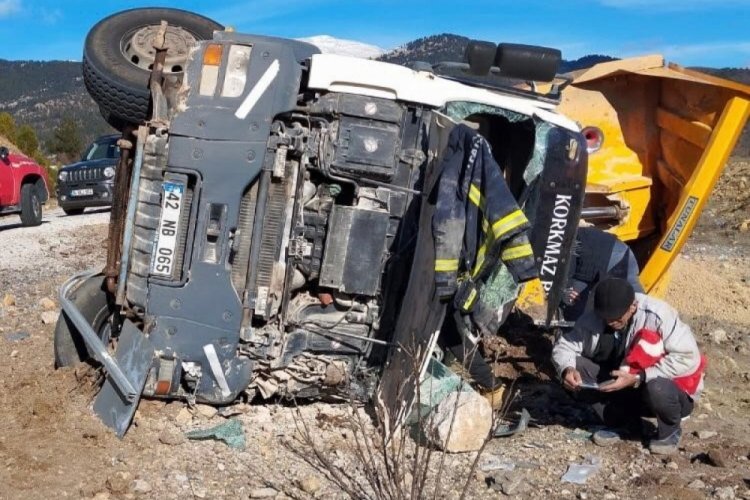 Antalya'da kum y&uuml;kl&uuml; kamyonun şarampole devrildi!