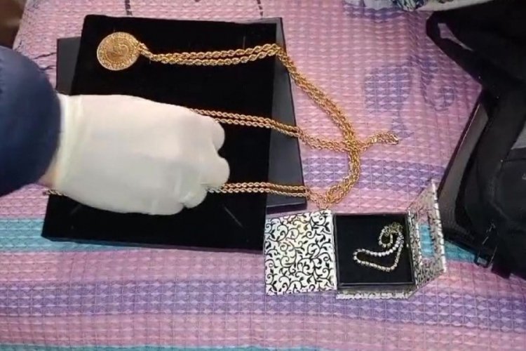 Denizli'de anahtarlarını kopyalayarak evlerine girip 1 milyonluk altın &ccedil;aldı