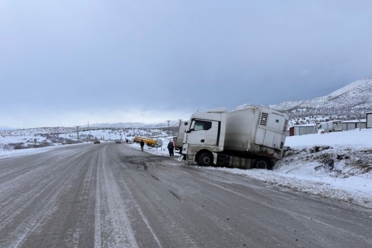 Malatya'da makas kıran tırın s&uuml;r&uuml;c&uuml;s&uuml; yaralandı