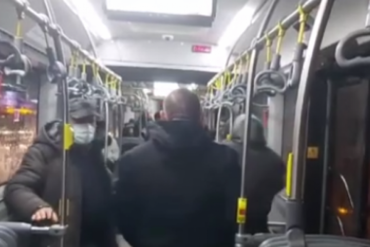 İstanbul'da metrob&uuml;s arızalandı! Vatandaşlar başka bir metrob&uuml;se aktarıldı
