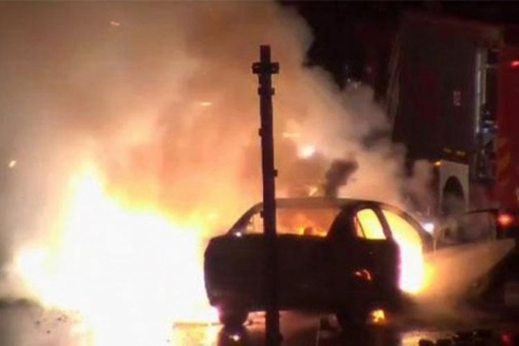 İstanbul'da 15 Temmuz Şehitler K&ouml;pr&uuml;s&uuml; girişinde otomobil alev alev yandı