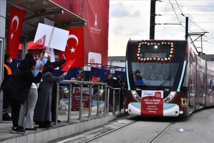 &Ccedil;iğli Tramvayı on binlerce İzmirlinin katıldığı t&ouml;renle hizmete a&ccedil;ıldı