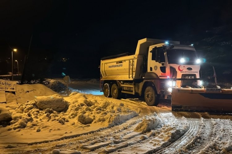 Bursa B&uuml;y&uuml;kşehir Belediyesi ekiplerinden karla m&uuml;cadele