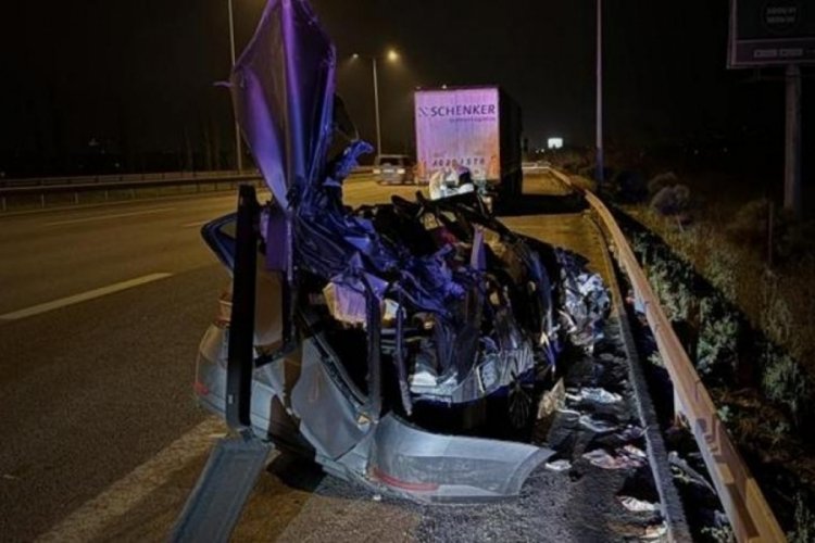 Ankara'da g&ouml;revli 3 polis memurunun i&ccedil;inde bulunduğu otomobil, TIR'a &ccedil;arptı!