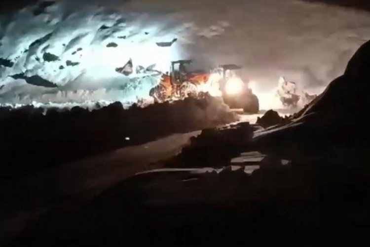 Şırnak'ta kapalı k&ouml;y yolları, aralıksız s&uuml;ren &ccedil;alışmalarla a&ccedil;ılıyor