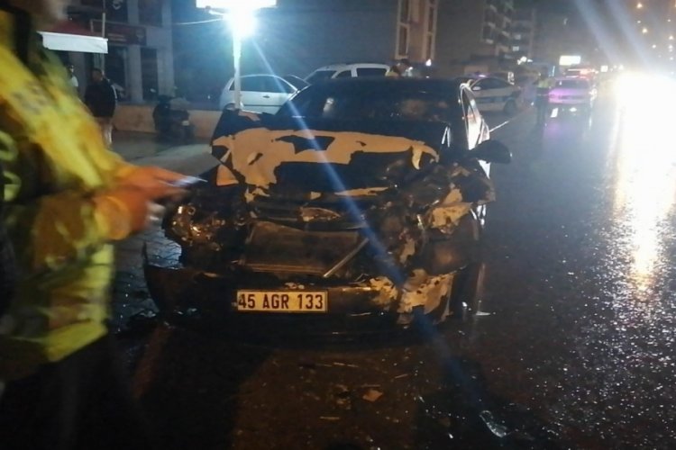 Manisa'da yolcu otob&uuml;s&uuml; ile otomobil &ccedil;arpıştı! 3 yaralı