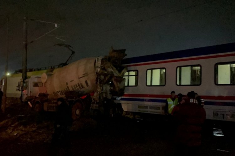 Tekirdağ'da turistlerin de bulunduğu yolcu treni ile beton mikseri &ccedil;arpıştı! 1 yaralı