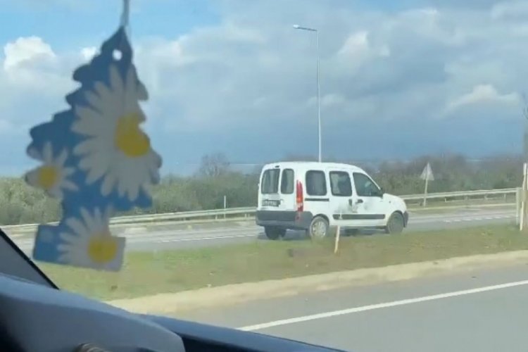 Bursa'da ters şeritten giden minivan faciaya davetiye &ccedil;ıkardı