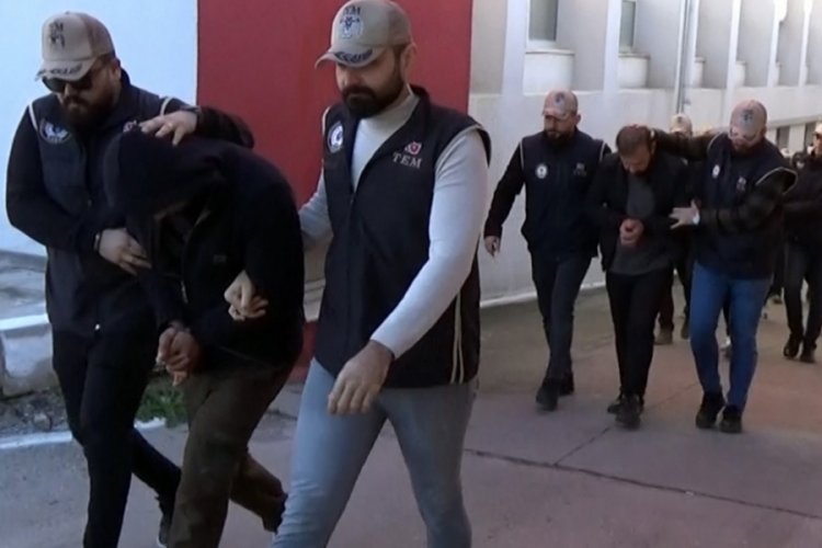 Interpol tarafından kırmızı b&uuml;ltenle aranan DEAŞ &uuml;yeleri Adana'da yakalandı