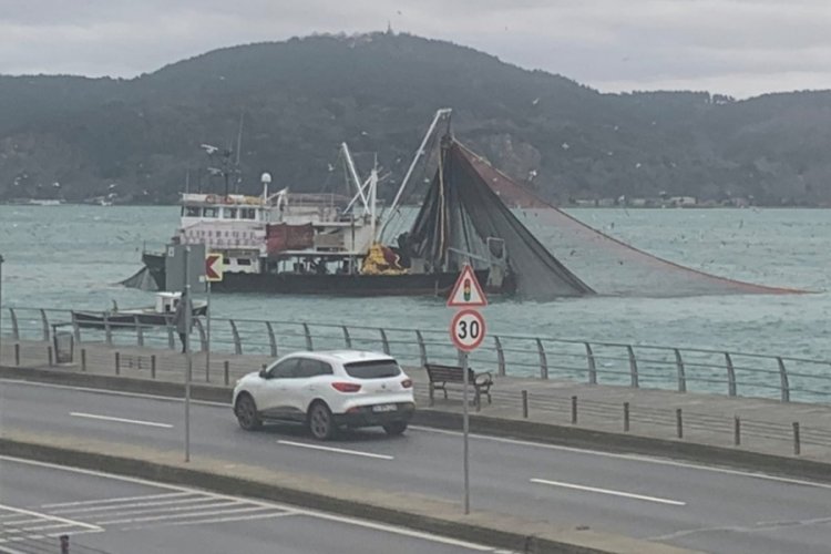 İstanbul Boğazı'nda tekneler kıyıya yaklaştı, '24 metre' tartışması &ccedil;ıktı