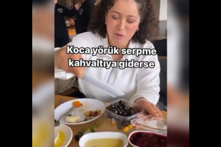 Ekonomik d&uuml;ş&uuml;nd&uuml;! Serpme kahvaltıdan kalanları eve g&ouml;t&uuml;rd&uuml;