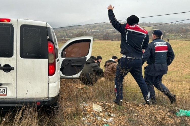 Kırklareli'nde jandarmadan ka&ccedil;an ara&ccedil;ta 4 d&uuml;zensiz g&ouml;&ccedil;men yakalandı