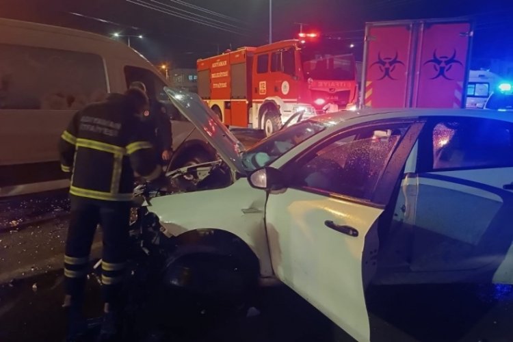 Adıyman'da otomobil ref&uuml;je &ccedil;arptı: 3 yaralı