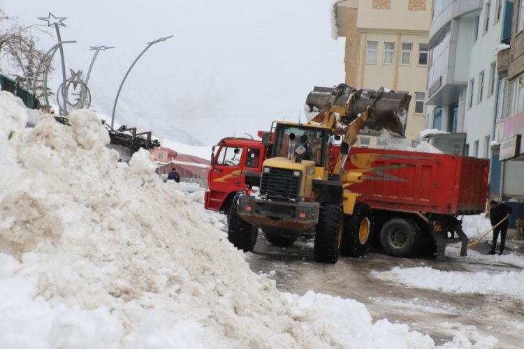 Hakkari'de karla m&uuml;cadele &ccedil;alışması