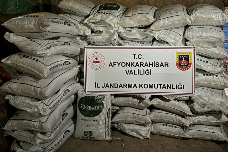 Afyonkarahisar'da jandarma barkodları sahte 11 ton taban g&uuml;bresi ele ge&ccedil;irdi