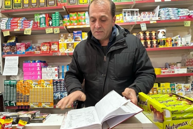 Diyarbakır'da hayırsever iki kişi girdikleri bakkalda bazı vatandaşların borcunu sildi