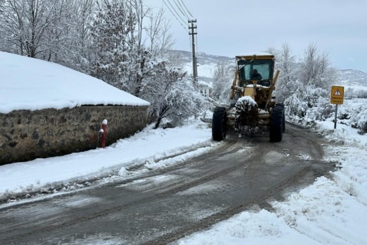 Elazığ'da karla m&uuml;cadele &ccedil;alışması s&uuml;r&uuml;yor