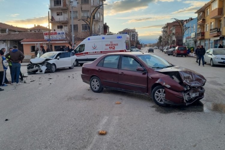 &Ccedil;orum'da otomobiller &ccedil;arpıştı: 3 yaralı