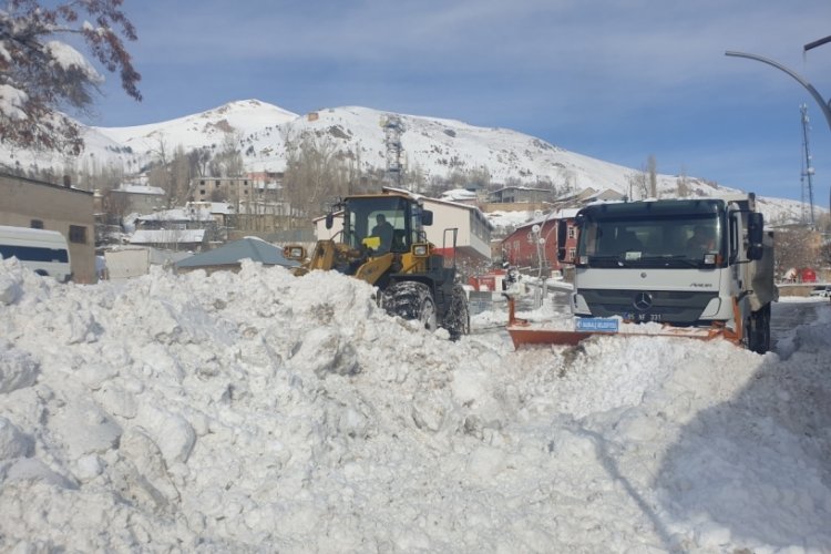 Van'da kamyonlarla kar taşınıyor