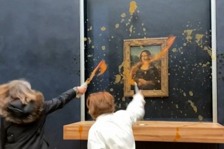 Protestocular Mona Lisa tablosuna &ccedil;orba fırlattı