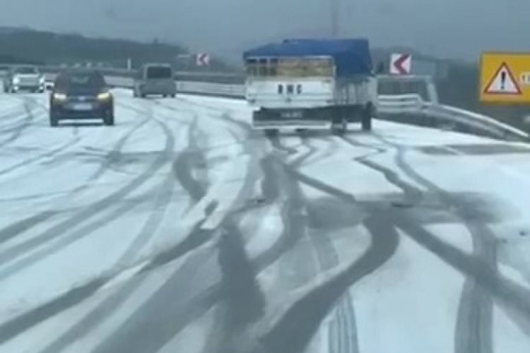 Bursa'da yollar buz tuttu, ara&ccedil;lar yolda kaldı