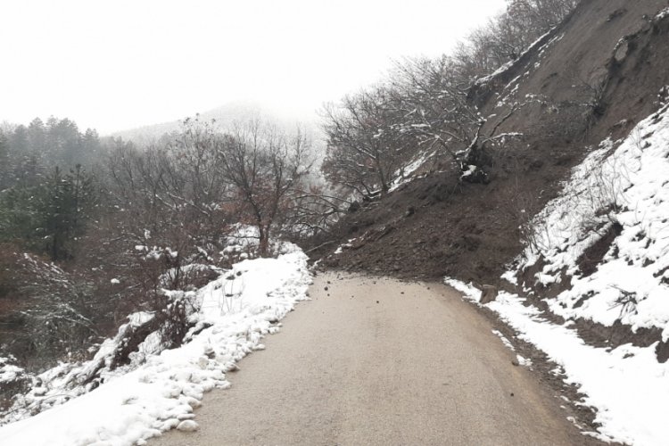 Karab&uuml;k'te heyelan k&ouml;y yolunu ulaşıma kapattı