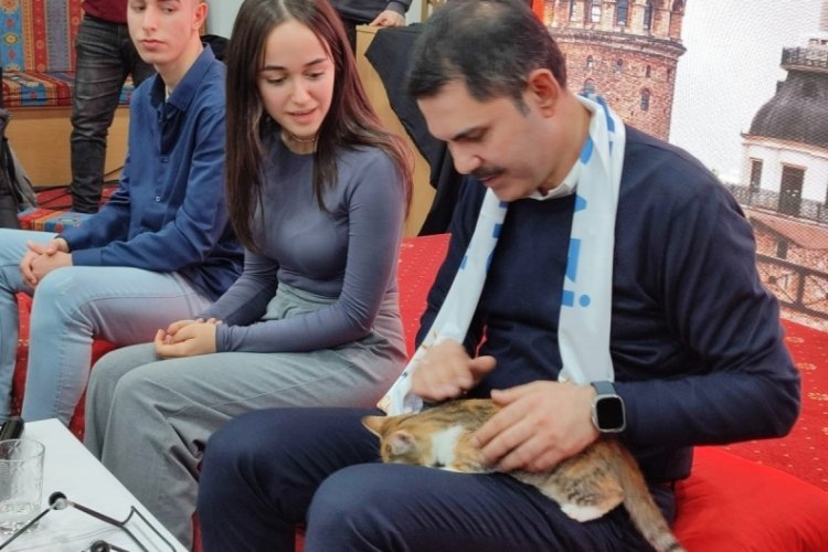 İBB Başkan adayı Murat Kurum'a kedi hediyesi
