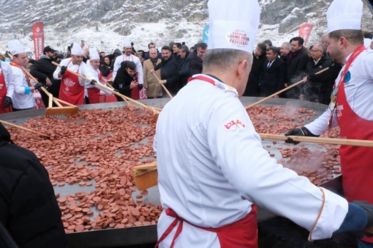 Eskişehir'de Geleneksel Sivrihisar D&ouml;vme Sucuk Festivaline binlerce vatandaş akın etti