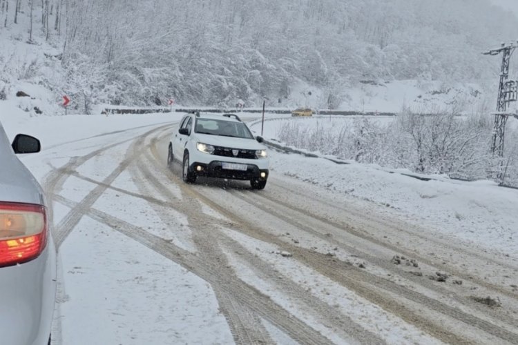 Kastamonu'nun y&uuml;ksek kesimlerinde yoğun kar yağışı etkili oluyor