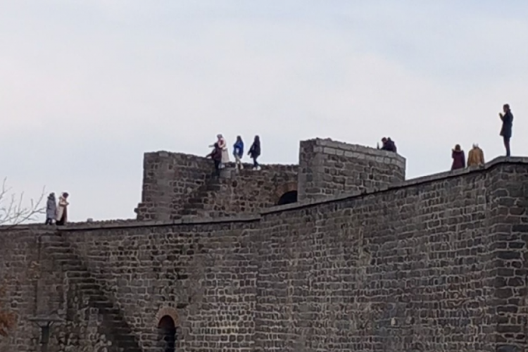 Diyarbakır'da tarihi surlarda selfie tehlikesi! 1 haftada 2 kişi d&uuml;şt&uuml;