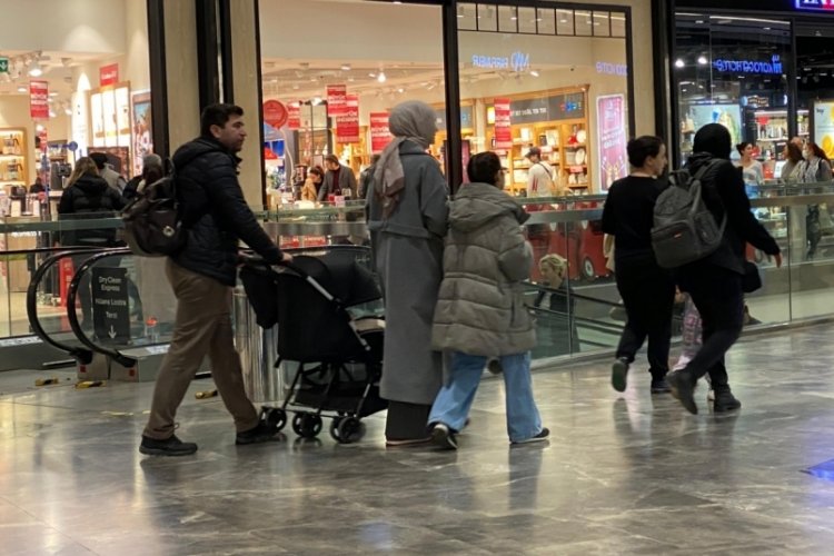 Bursa'da okulların tatile girmesiyle alışveriş merkezleri doldu taştı!