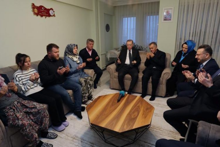Cumhurbaşkanı Erdoğan'dan şehit ailesine ziyaret