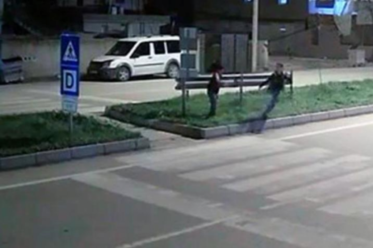 Adana'da arkadaşıyla şakalaşırken yola fırladı! Son g&ouml;r&uuml;nt&uuml;s&uuml; oldu...