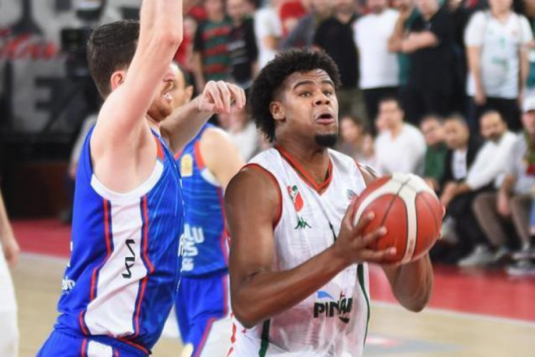Pınar Karşıyaka, Anadolu Efes'i mağlup etti