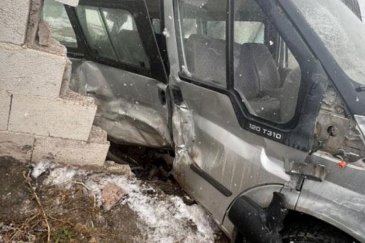 Tarım iş&ccedil;ilerini taşıyan minib&uuml;s kaza yaptı! 1'i &ccedil;ocuk 8 kişi yaralandı
