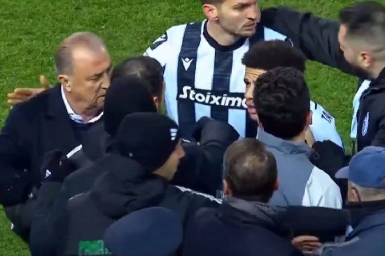 Panathinaikos - PAOK ma&ccedil;ında ortalık karıştı!
