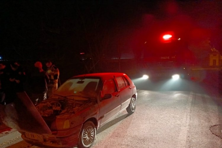 Bursa'da seyir halinde yanmaya başlayan otomobil kullanılmaz hale geldi!