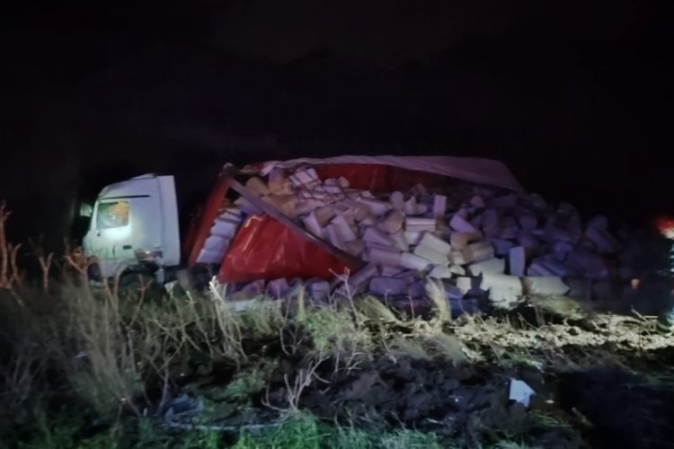 Osmaniye'de tır şarampole devrildi