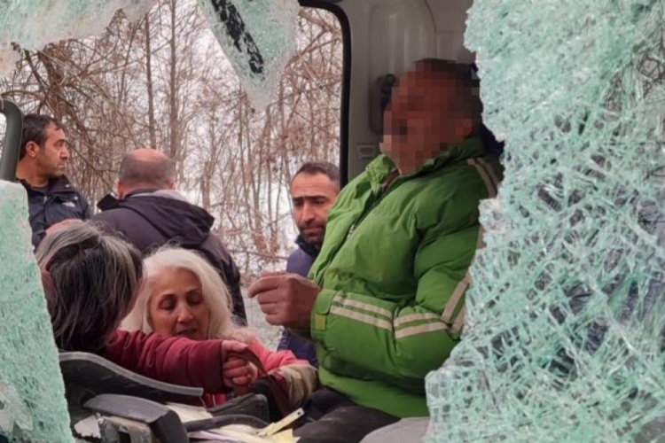 Tunceli'de dağdan kopan kaya par&ccedil;ası aracın i&ccedil;ine girdi!