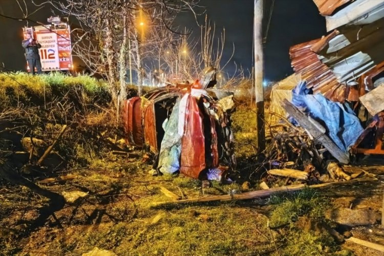 Samsun'da otomobil bah&ccedil;eye devrildi: 2 kişi yaralandı