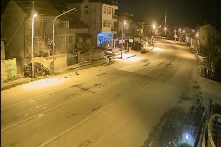 Isparta'da alkoll&uuml; s&uuml;r&uuml;c&uuml; direğe &ccedil;arptı! Otomobil hurdaya d&ouml;nd&uuml;
