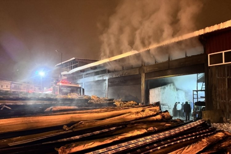 Hakkari'de kapı, pencere imalathanesinde yangın &ccedil;ıktı!
