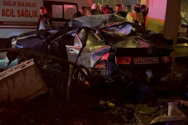 İstanbul'da feci kaza! Otomobil &uuml;st ge&ccedil;idin direklerine &ccedil;arptı