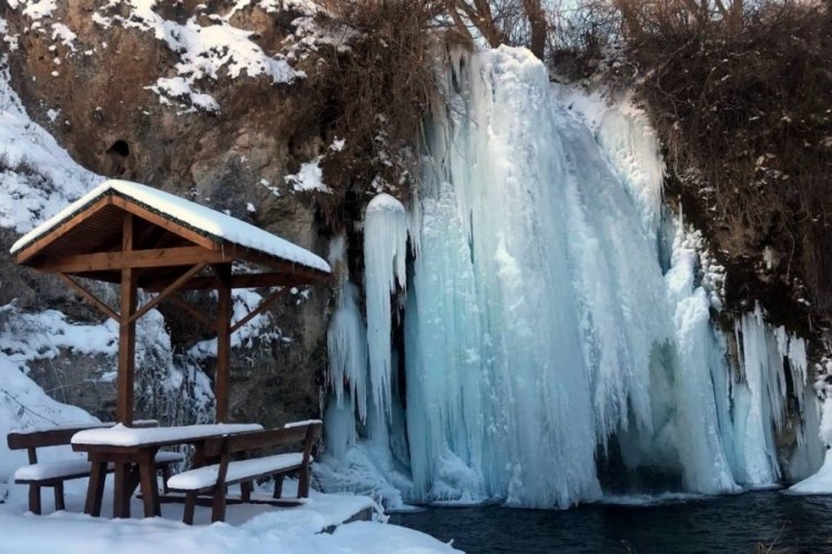 Bayburt'ta buz tutan şelale kartpostallık g&ouml;r&uuml;nt&uuml;ler oluşturdu