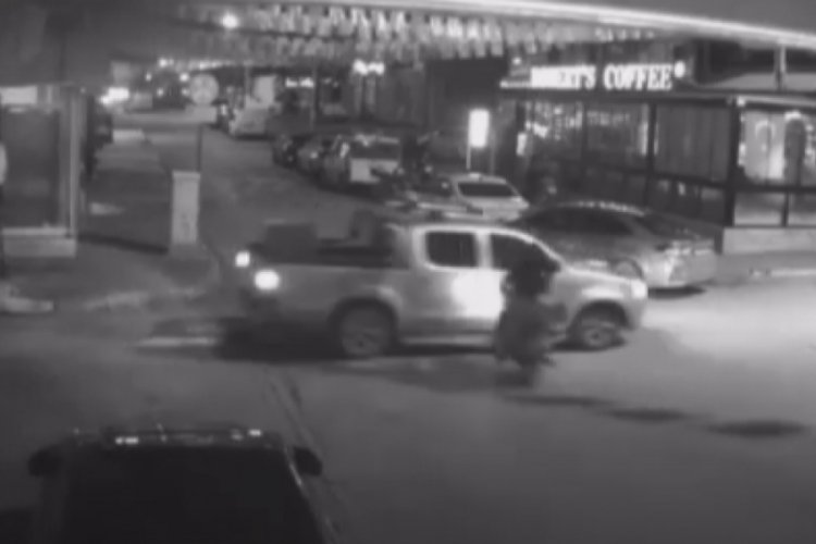 Hatay'da motosiklet pikaba saplandı!
