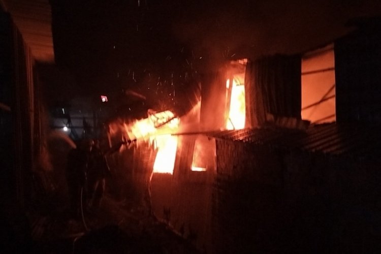 Bursa'da işyerinde korkutan yangın! Alevler ahıra sı&ccedil;ramadan s&ouml;nd&uuml;r&uuml;ld&uuml;