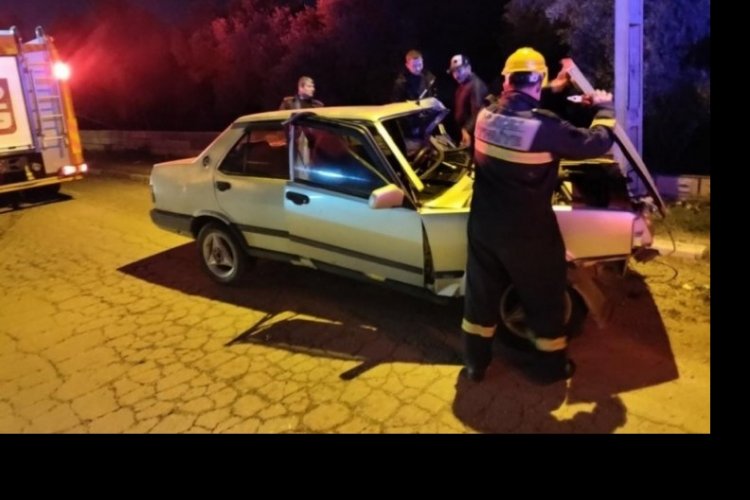 Hatay'da elektrik direğine &ccedil;arpan ara&ccedil; hurdaya d&ouml;nd&uuml;